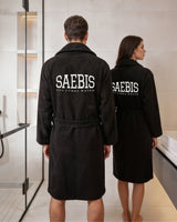 Lifestyle Bademantel schwarz mit Stickerei für Herren & Damen by SAEBIS® + 5er SET GRATIS SOCKEN