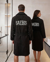 Lifestyle Bademantel schwarz mit Stickerei für Herren & Damen by SAEBIS®