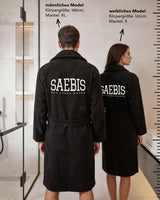 Lifestyle Bademantel schwarz mit Stickerei für Herren & Damen by SAEBIS® + 5er SET GRATIS SOCKEN