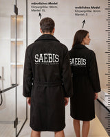 Lifestyle Bademantel schwarz mit Stickerei für Herren & Damen by SAEBIS®
