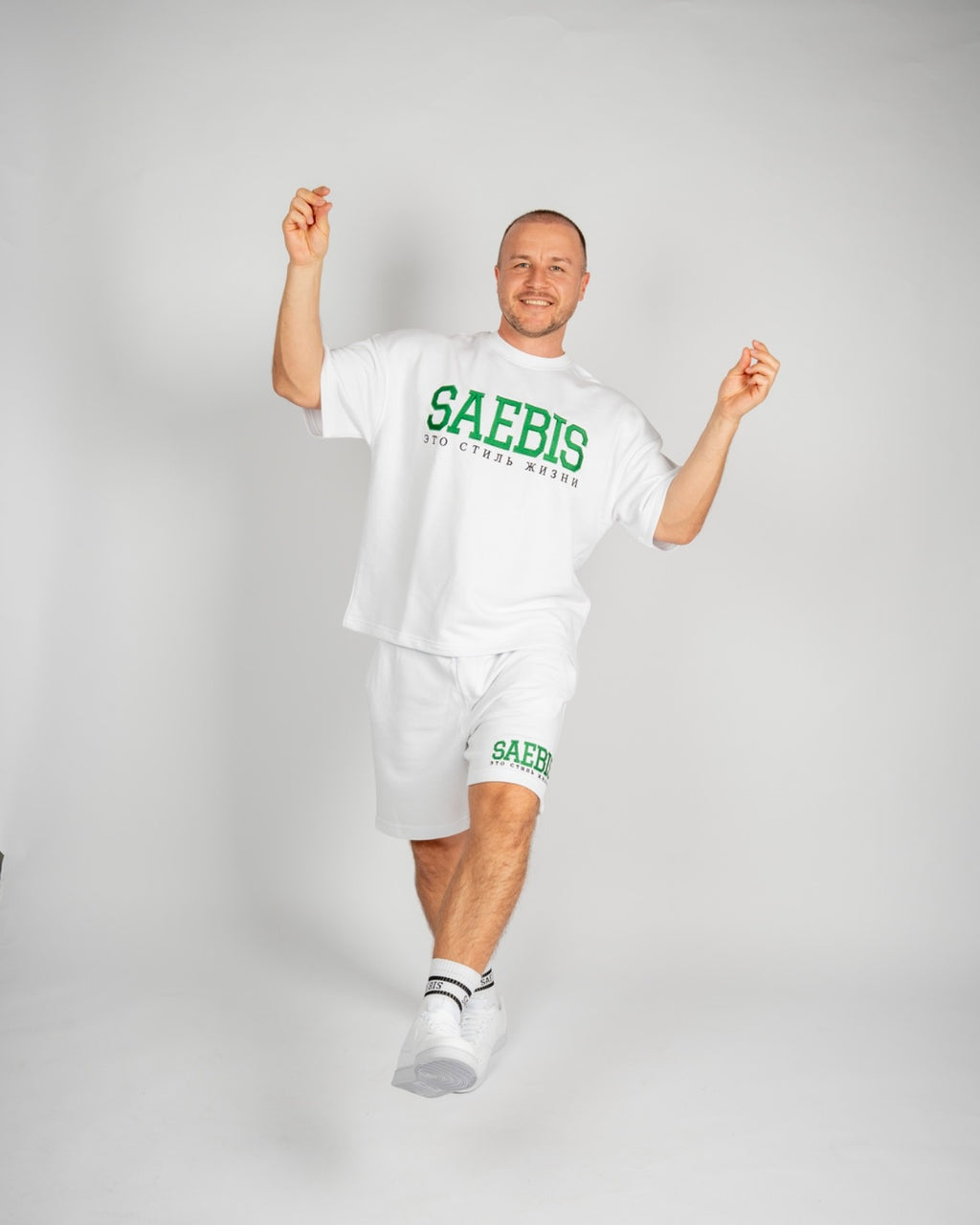 SAEBIS® Lifestyle Outfit-Set Oversized T-Shirt & Shorts weiß mit Stickerei