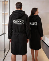 Lifestyle Bademantel schwarz mit Stickerei für Herren & Damen by SAEBIS®