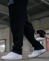 Lifestyle Herren Jogginghose schwarz mit Stickerei & geradem Bein by SAEBIS®