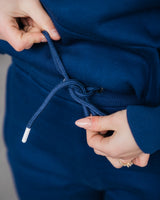 Lifestyle Damen Jogginghose navyblau mit Stickerei by SAEBIS®