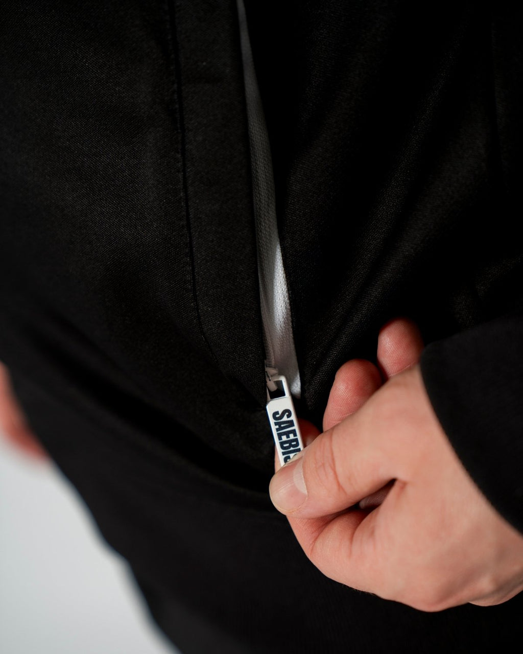 SAEBIS® SPORTS Herren Trainingsjacke schwarz mit Stickerei