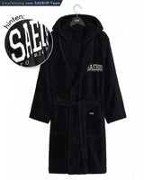 Lifestyle Bademantel schwarz mit Stickerei für Herren & Damen by SAEBIS®