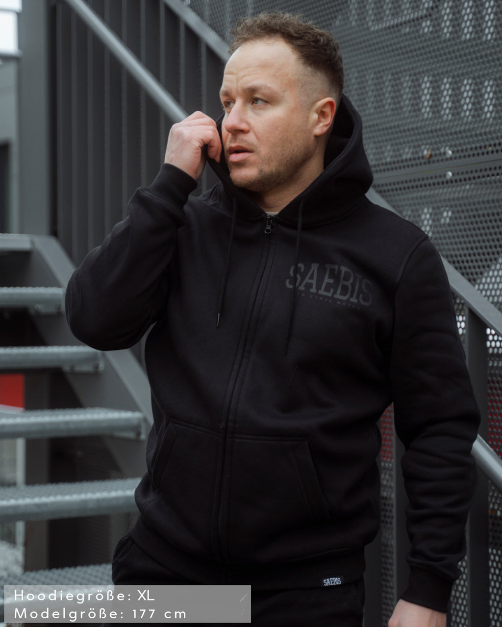 Lifestyle All Black Herren Zip Hoodie mit Reißverschluss by SAEBIS®