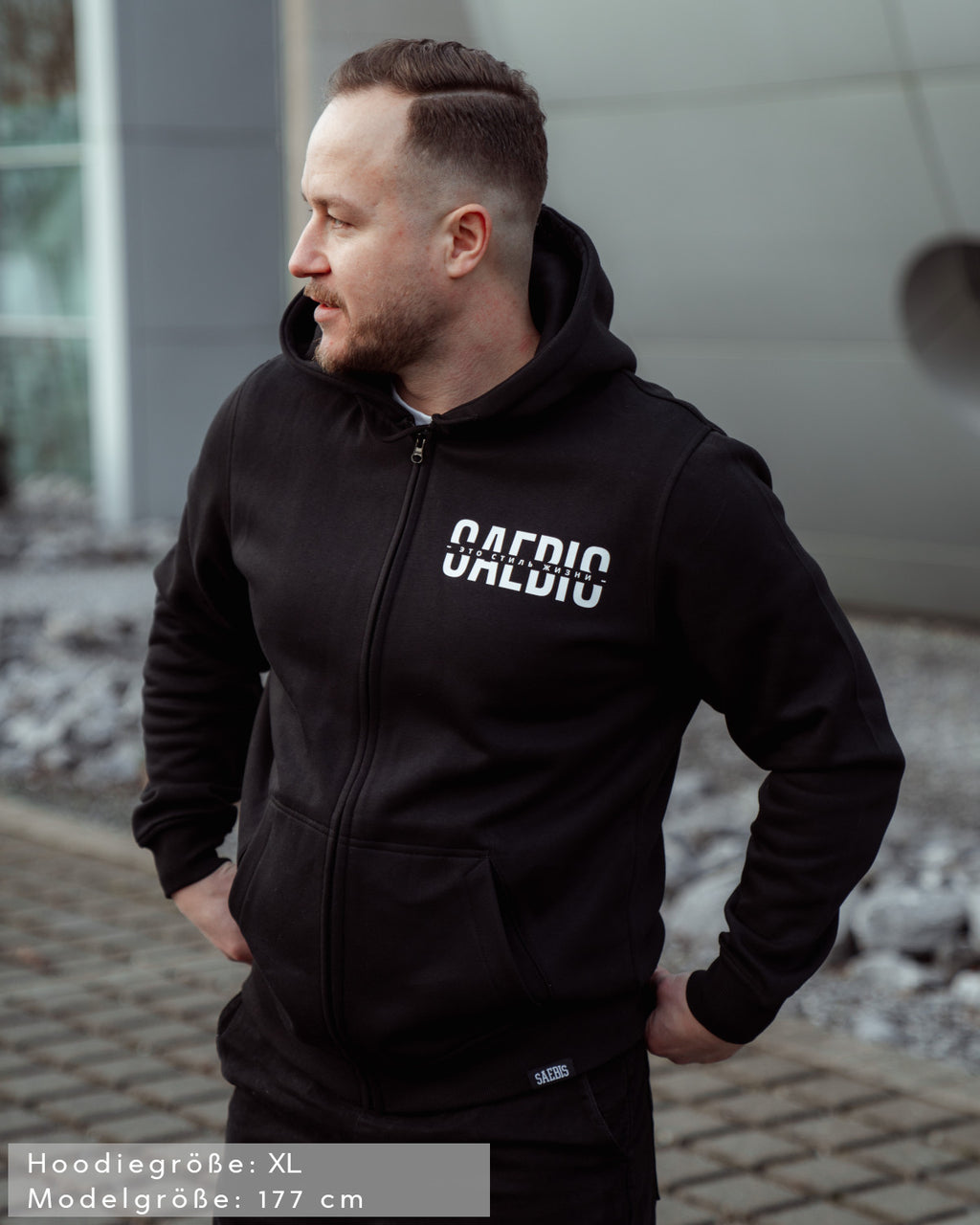 Это стиль жизни - Herren Zip Hoodie mit Reißverschluss schwarz by SAEBIS®