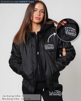 SAEBIS® Damen Winter-Paket bestehend aus Bomberjacke mit zwei Patches | Ribbed Beanie | Socken weiß