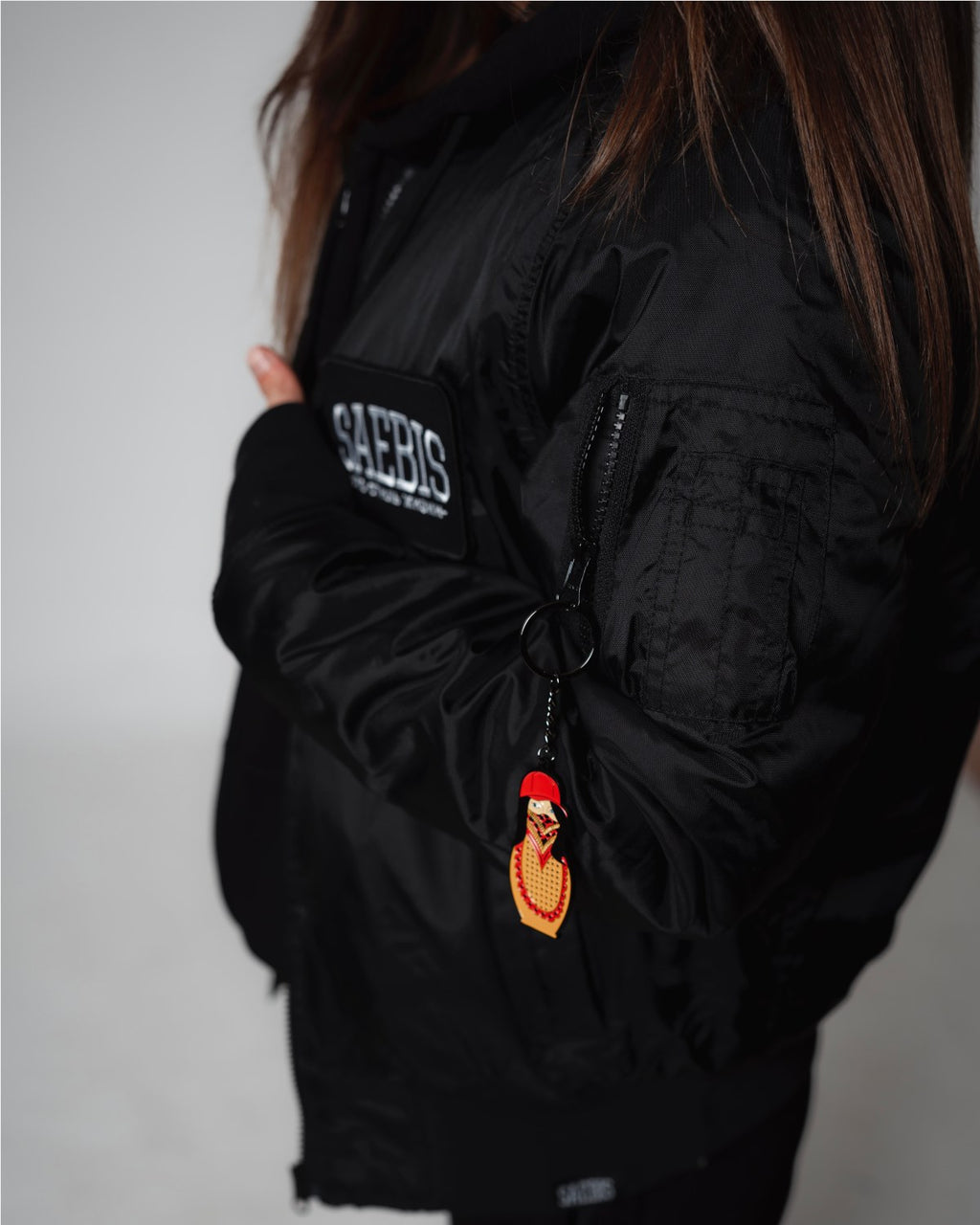 SAEBIS® Damen Winter-Paket bestehend aus Bomberjacke mit zwei Patches | Ribbed Beanie | Socken weiß