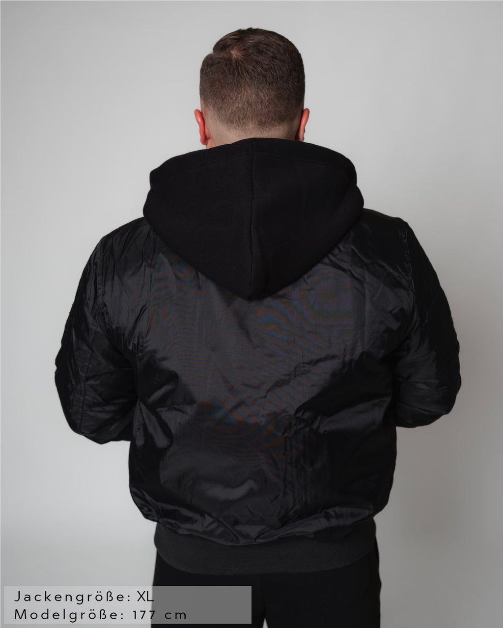 Lifestyle Herren Bomber Jacke gefüttert, mit Reißverschluss schwarz by SAEBIS®