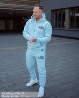 Lifestyle Herren Hoodie babyblau mit Stickerei by SAEBIS®