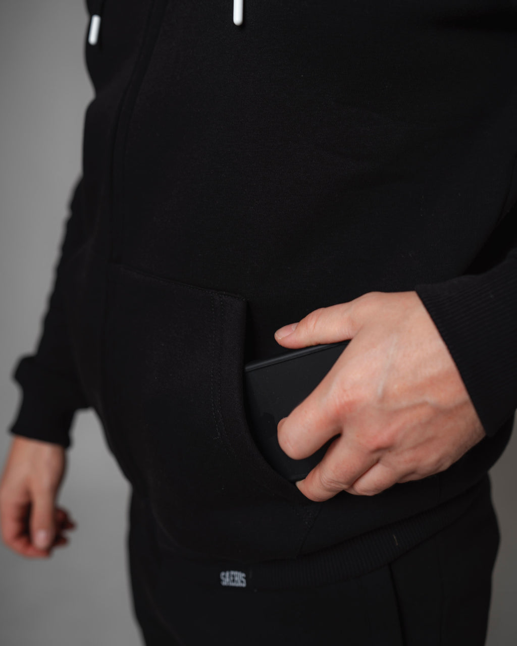 Lifestyle Herren Zip Hoodie schwarz mit Stickerei by SAEBIS®