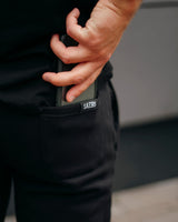 Lifestyle Herren Jogginghose schwarz mit Stickerei by SAEBIS®