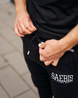 Lifestyle Herren Jogginghose schwarz mit Stickerei by SAEBIS®