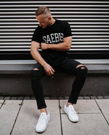 SAEBIS® Lifestyle Herren Paket bestehend aus 2x T-Shirts | 1x Paar weiße Socken | 10x Sticker