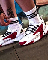 SAEBIS® Lifestyle Herren Paket bestehend aus 2x T-Shirts | 1x Paar weiße Socken | 10x Sticker