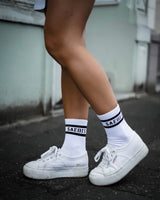 SAEBIS® Damen Frühjahrs-Paket bestehend aus Ribbed Beanie | Lifestyle Oversized Zip Hoodie | Socken weiß