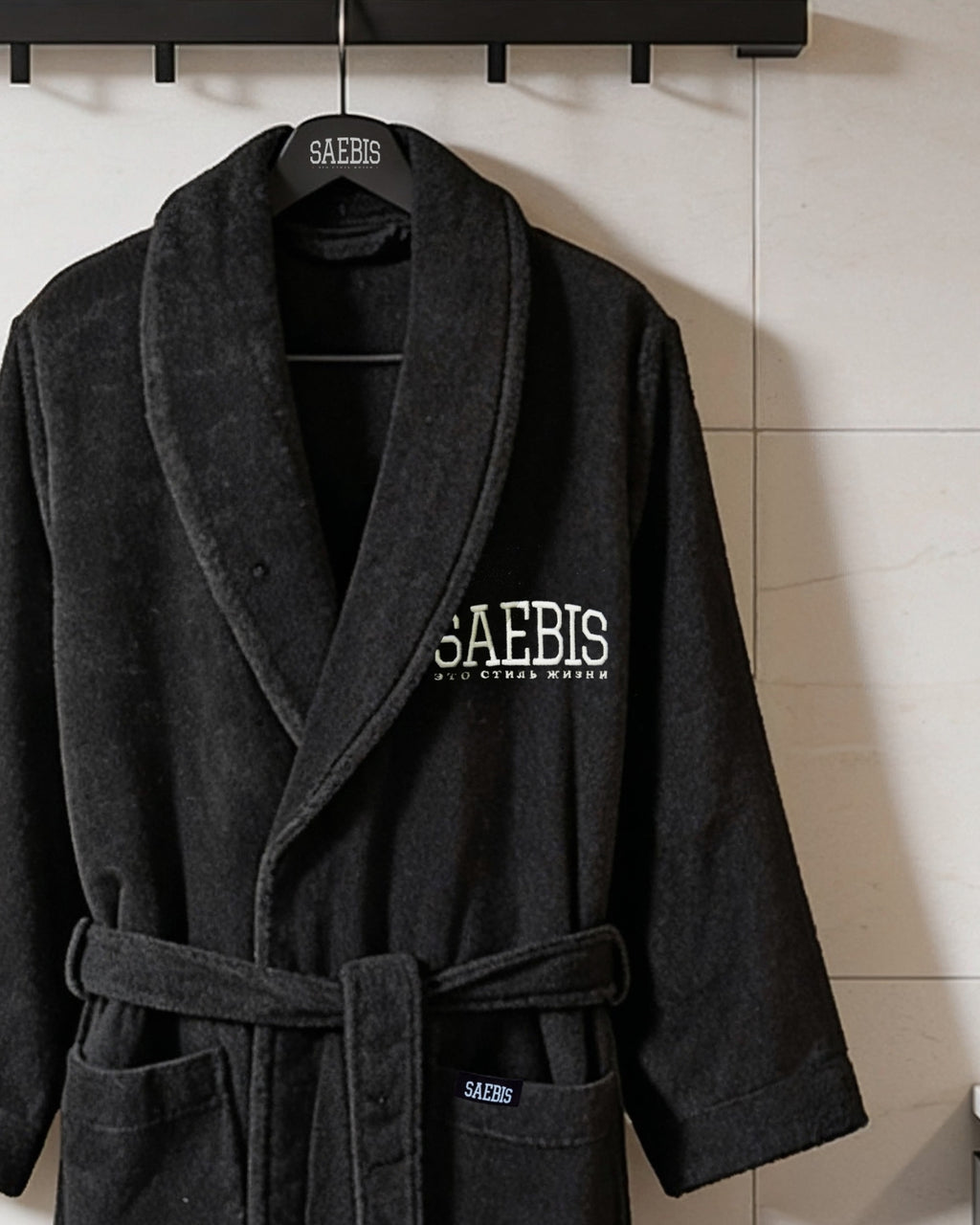 Lifestyle Bademantel schwarz mit Stickerei für Herren & Damen by SAEBIS® + 5er SET GRATIS SOCKEN