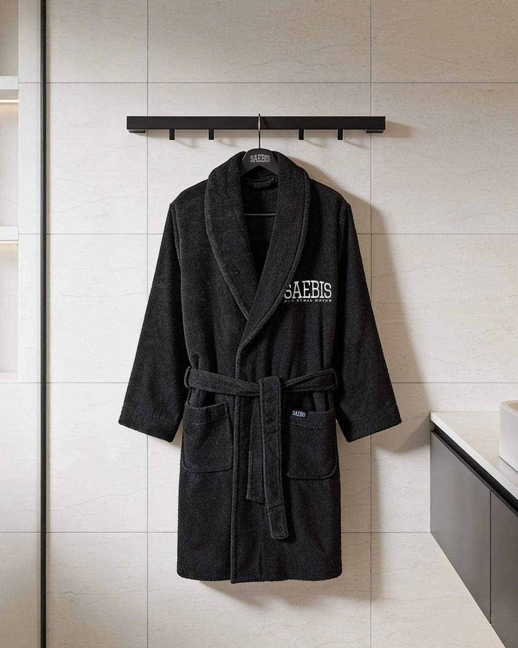 Lifestyle Bademantel schwarz mit Stickerei für Herren & Damen by SAEBIS® + 5er SET GRATIS SOCKEN