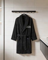 Lifestyle Bademantel schwarz mit Stickerei für Herren & Damen by SAEBIS® + 5er SET GRATIS SOCKEN