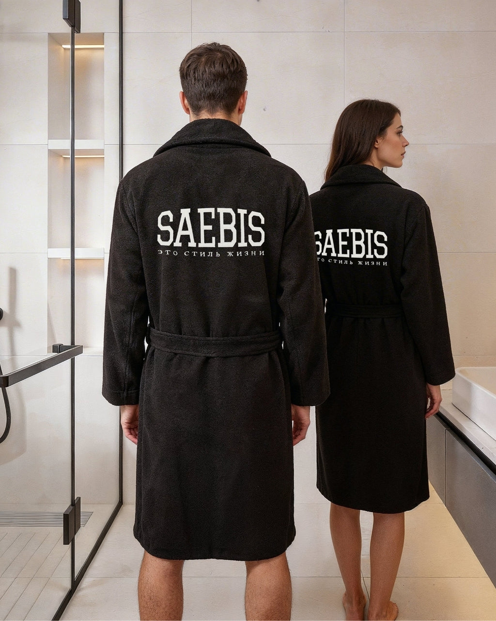 Lifestyle Bademantel schwarz mit Stickerei für Herren & Damen by SAEBIS® + 5er SET GRATIS SOCKEN
