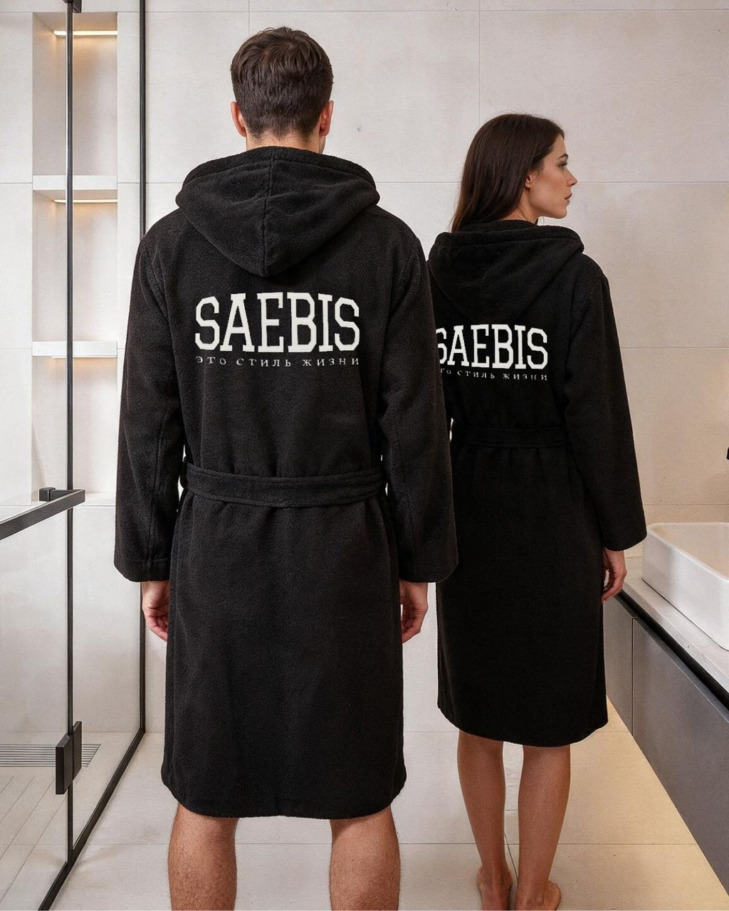 Lifestyle Bademantel schwarz mit Stickerei für Herren & Damen by SAEBIS®