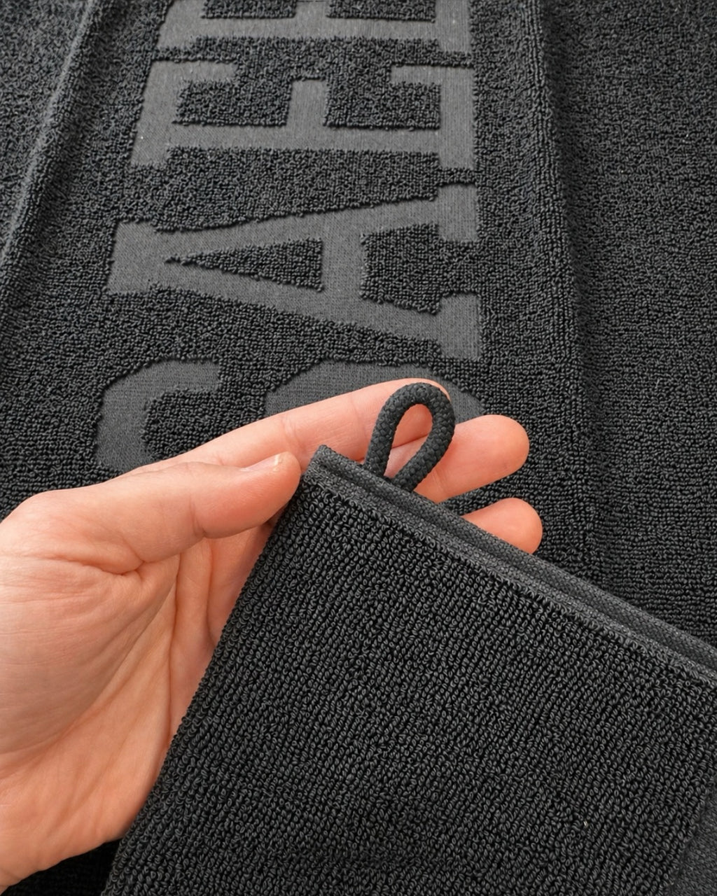 Lifestyle Fitness Handtuch mit Reißverschlusstasche schwarz by SAEBIS®