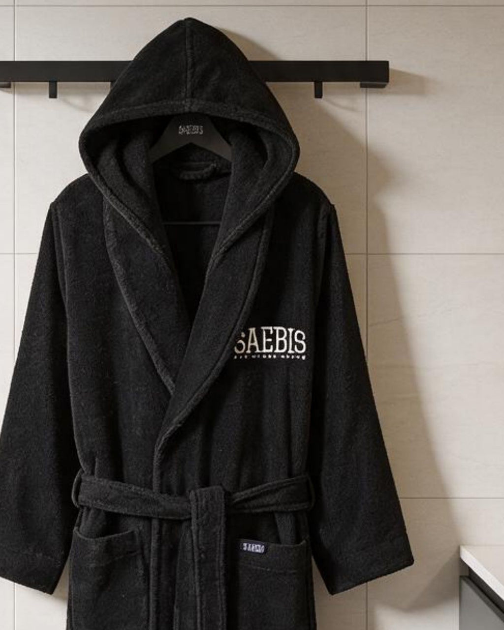 Lifestyle Bademantel schwarz mit Stickerei für Herren & Damen by SAEBIS®