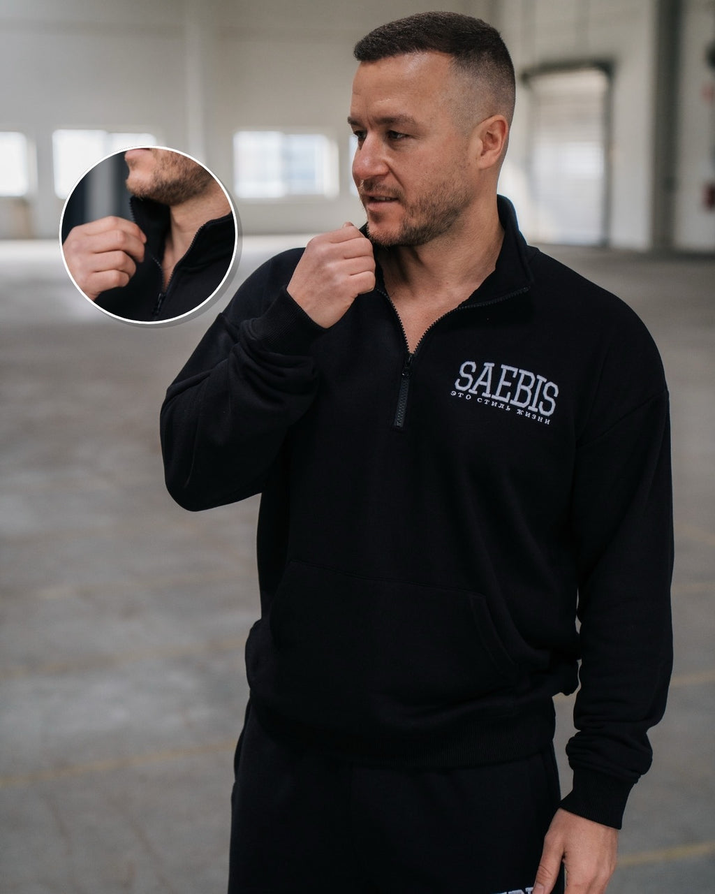 Lifestyle Herren Oberteil schwarz mit Stickerei & Reißverschluss am Kragen by SAEBIS®