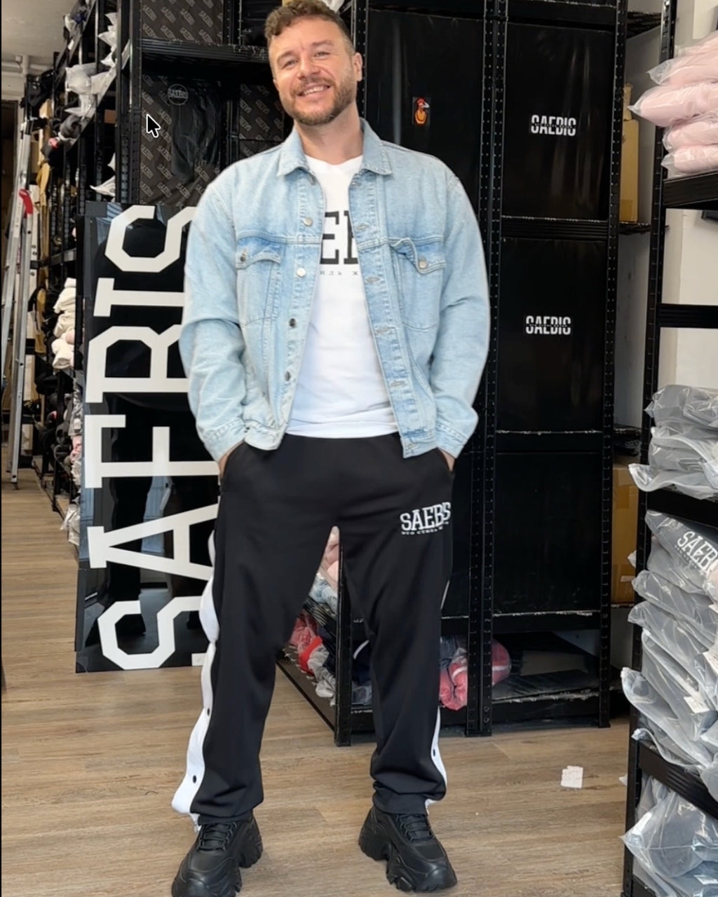 Lifestyle Herren Jogginghose schwarz mit Knöpfen, Stickerei & geradem Bein by SAEBIS®
