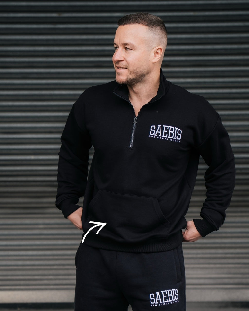 Lifestyle Herren Oberteil schwarz mit Stickerei & Reißverschluss am Kragen by SAEBIS®