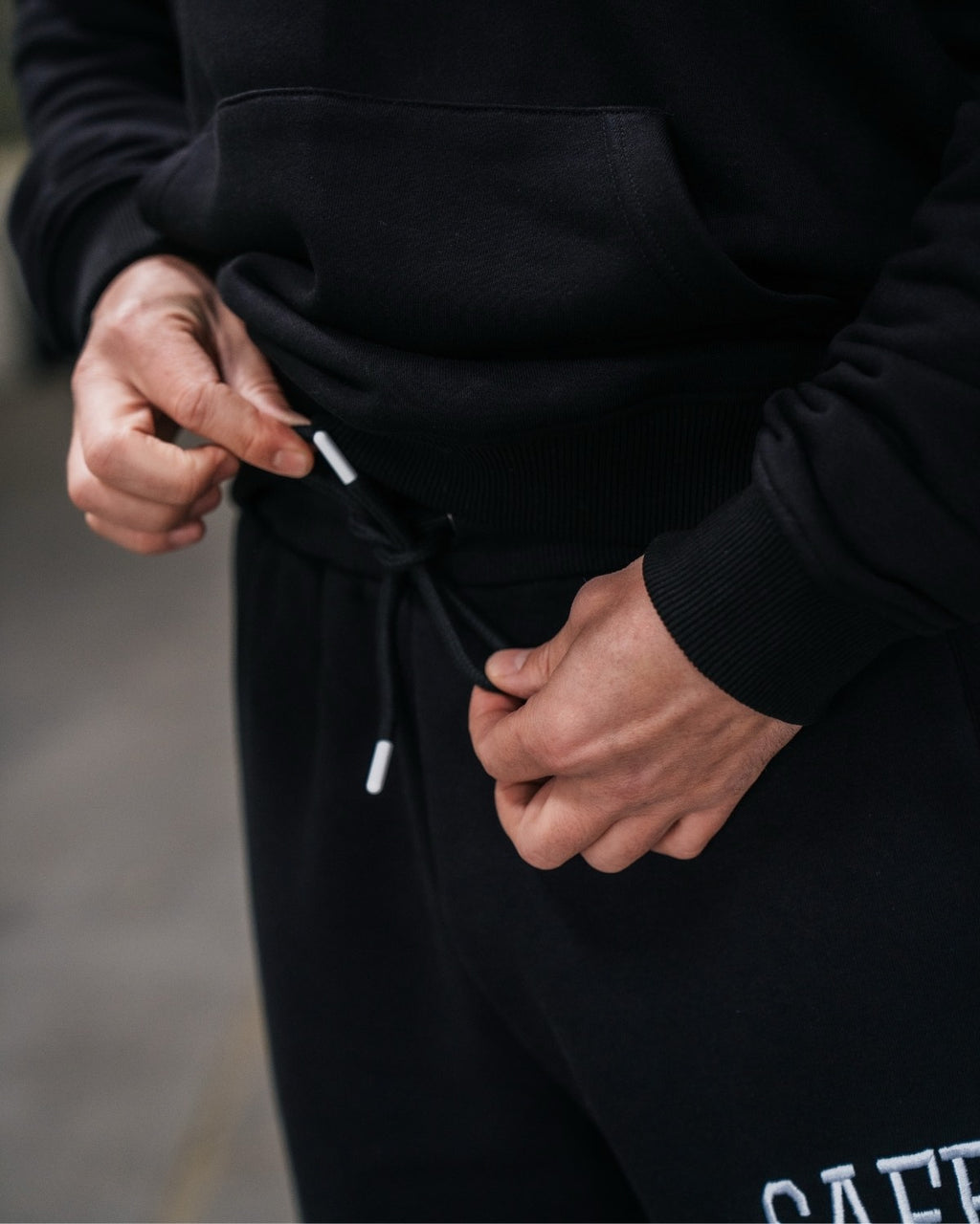 Lifestyle Herren Jogginghose schwarz mit Stickerei & geradem Bein by SAEBIS®