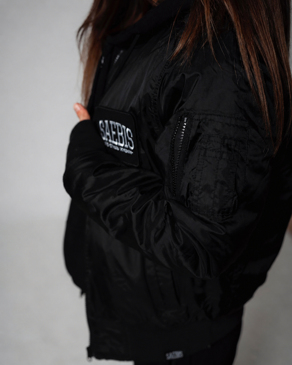 Lifestyle Damen Oversized Bomber Jacke gefüttert, mit Reißverschluss schwarz by SAEBIS®