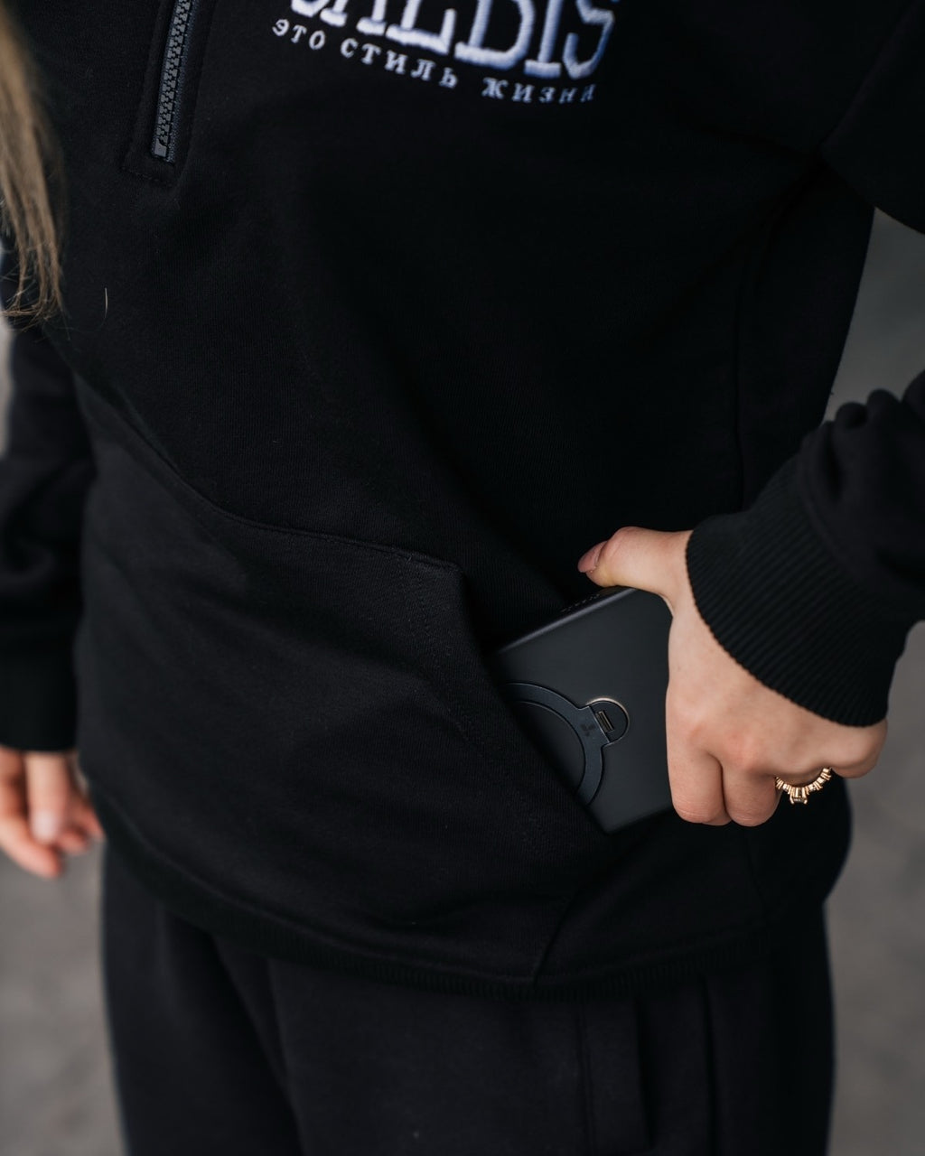 Lifestyle Damen Oversized Oberteil schwarz mit Stickerei & Reißverschluss am Kragen by SAEBIS®