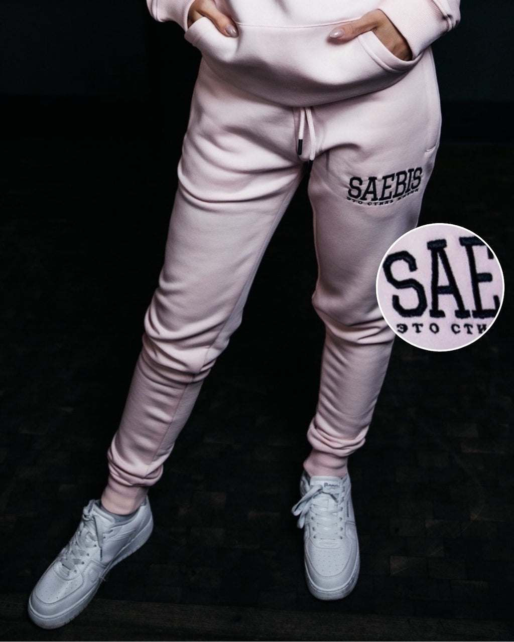 Lifestyle Damen Jogginghose pink mit Stickerei by SAEBIS®
