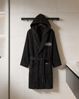 Lifestyle Bademantel schwarz mit Stickerei für Herren & Damen by SAEBIS®