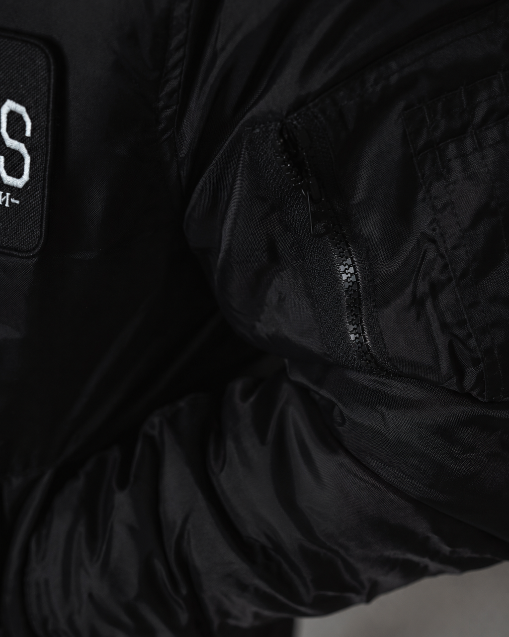 Lifestyle Herren Bomber Jacke gefüttert, mit Reißverschluss schwarz by SAEBIS®