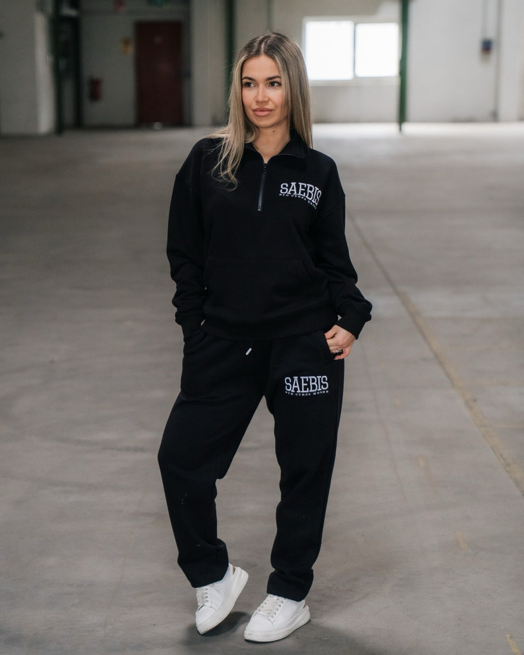 Lifestyle Damen Jogginghose schwarz mit Stickerei & geradem Bein by SAEBIS®