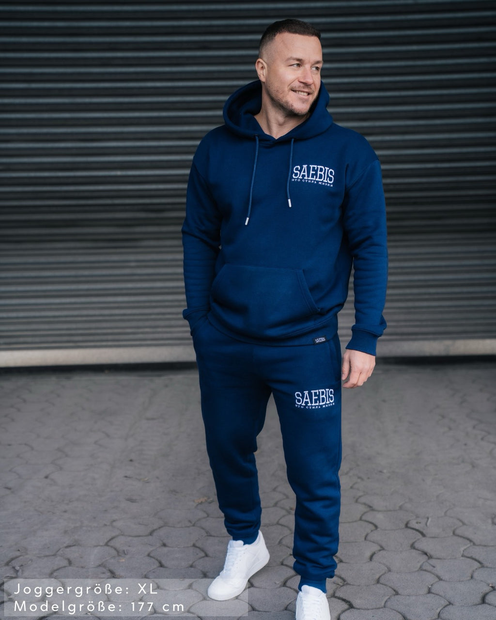 Lifestyle Herren Jogginghose navyblau mit Stickerei by SAEBIS®