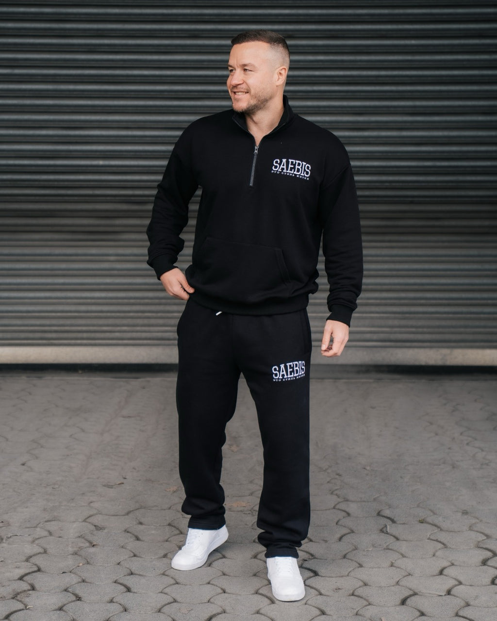 Lifestyle Herren Jogginghose schwarz mit Stickerei & geradem Bein by SAEBIS®