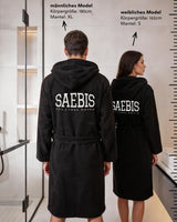 Lifestyle Bademantel schwarz mit Stickerei für Herren & Damen by SAEBIS®