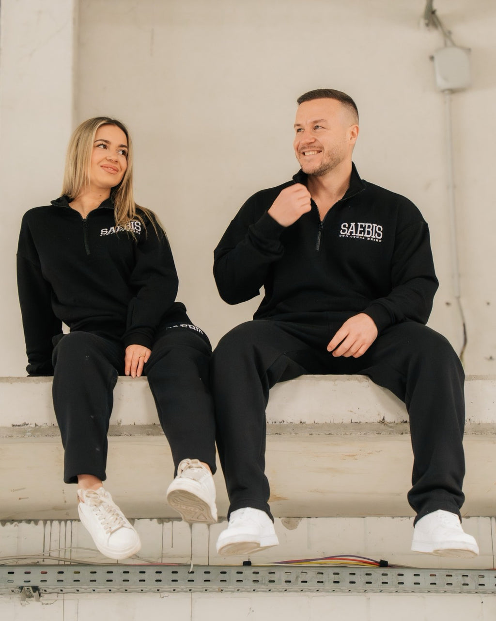 Lifestyle Herren Jogginghose schwarz mit Stickerei & geradem Bein by SAEBIS®