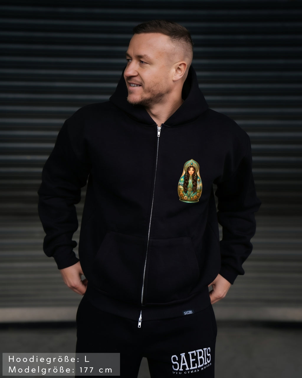 QASAQ GIRL BRUNETT - Herren Extra-Oversized Zip Hoodie mit Reißverschluss schwarz by SAEBIS®