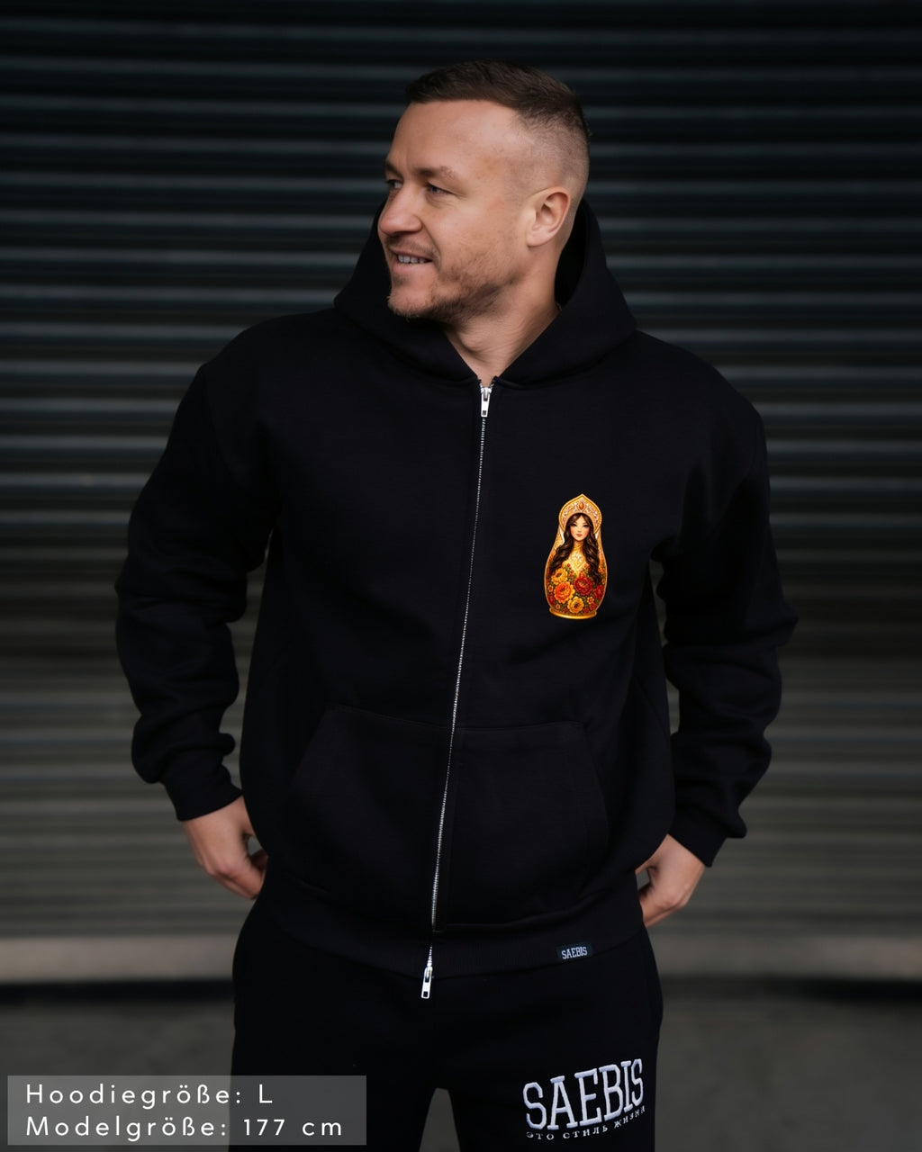 SLAVIC GIRL BRUNETT - Herren Extra-Oversized Zip Hoodie mit Reißverschluss schwarz by SAEBIS®