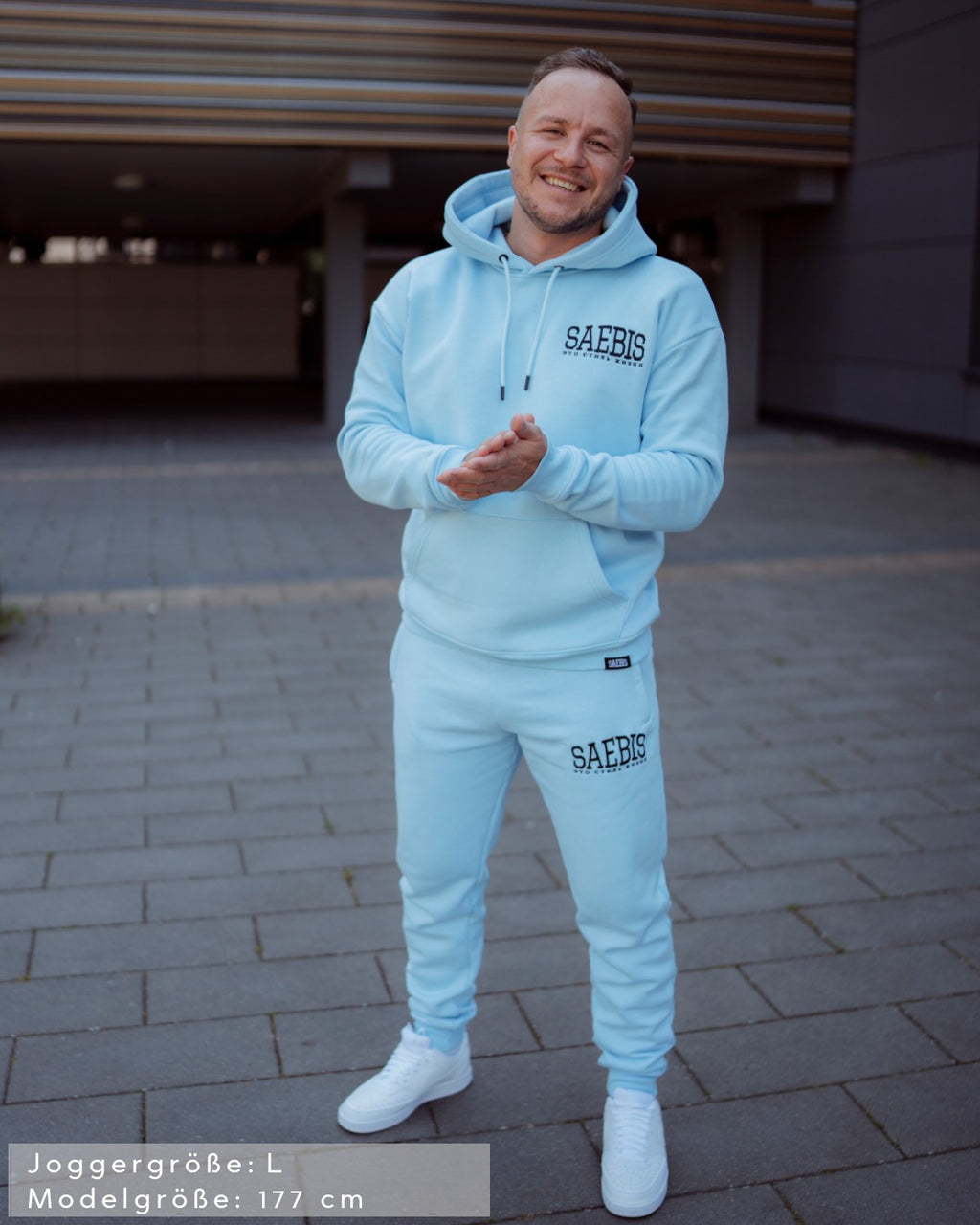 Lifestyle Herren Jogginghose babyblau mit Stickerei by SAEBIS®