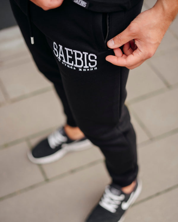 Lifestyle Herren Jogginghose schwarz mit Stickerei by SAEBIS®