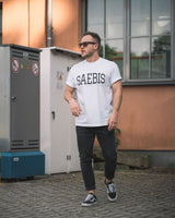 SAEBIS® Lifestyle Herren Paket bestehend aus 2x T-Shirts | 1x Paar weiße Socken | 10x Sticker